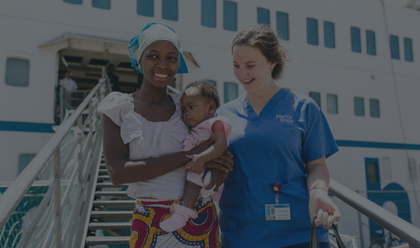 Frau und Krankenschwester vor Schiff mit Kind